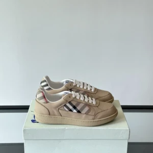 Burberry-Shoes-for-Mens-Sneakers-B59572_800x800